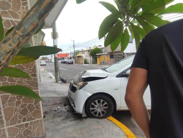 Conductor en estado de ebriedad se estrella contra vivienda en Veracruz