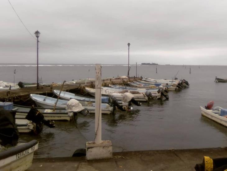 Pescadores de Veracruz protegen lanchas por incremento de rachas de viento