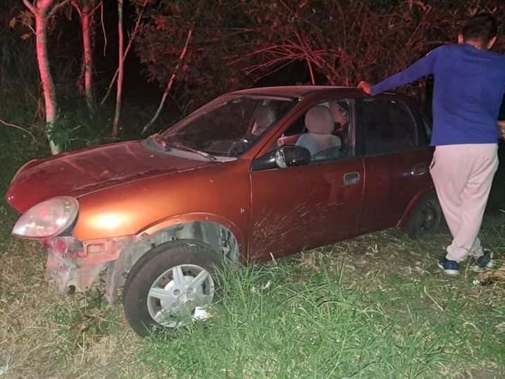 Vehículo pierde el control y se sale de la carretera en Córdoba