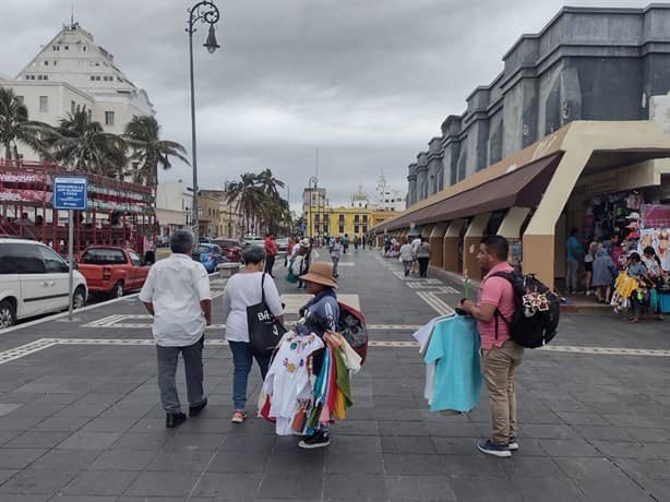 Frente frío 9 no espanta a turistas en malecón de Veracruz