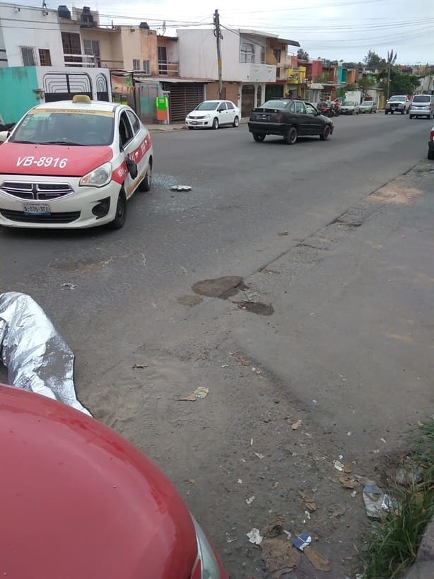 Motociclista de Veracruz termina con lesiones tras impactar con un taxi