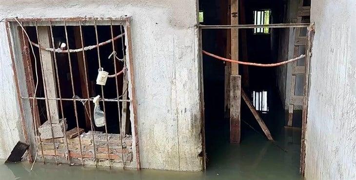 Obra de rehabilitación causa inundación de aguas negras en casas de Poza Rica