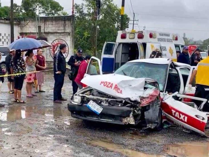 Taxista queda prensado tras fuerte choque en la Poza Rica-Tihuatlán
