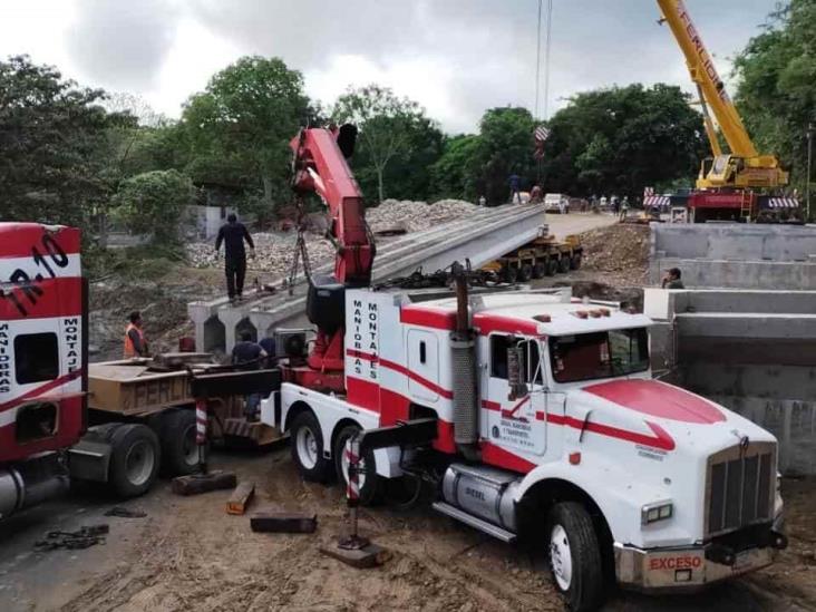 Colocan trabes del puente Culebra en Misantla