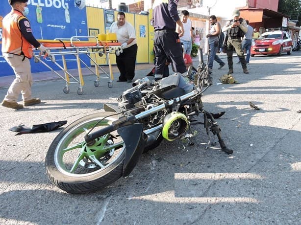 Tras cruzarse con una camioneta motociclista en Tierra Blanca termina lesionado