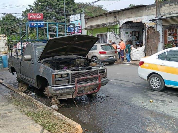 Incendio consume camioneta en calles de Córdoba