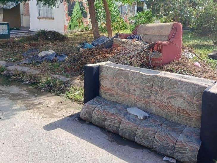 En fraccionamiento de Veracruz tiran basura y muebles en un lote baldío