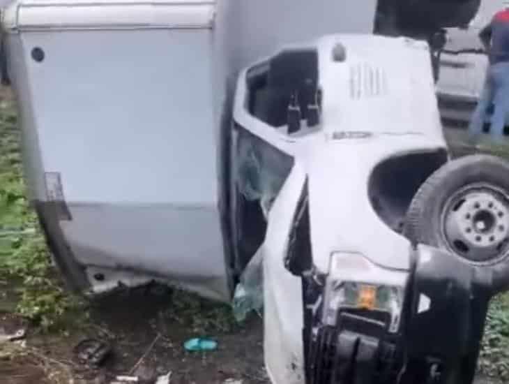 En carretera La Tinaja-Cosamaloapan se vuelca camioneta y conductor termina con lesiones