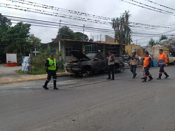 Incendio consume camioneta en calles de Córdoba