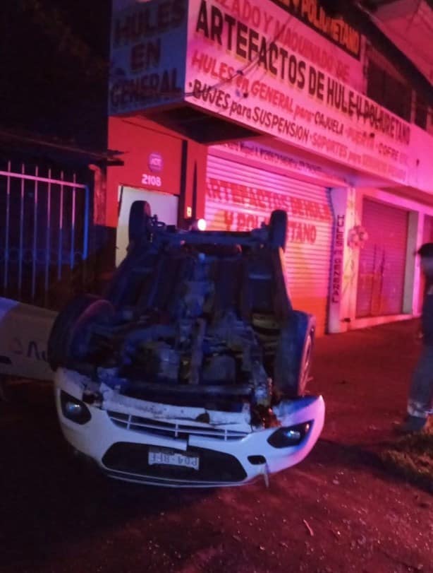Accidente deja dos heridos y vehículo volcado en Córdoba