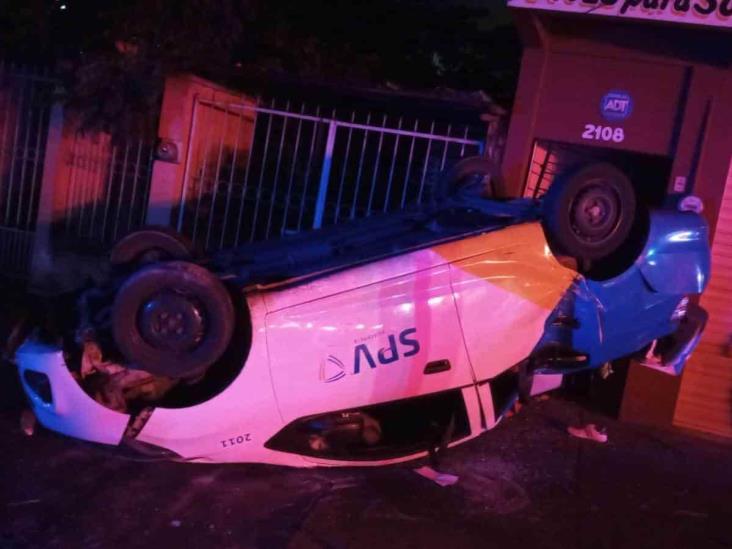 Accidente deja dos heridos y vehículo volcado en Córdoba