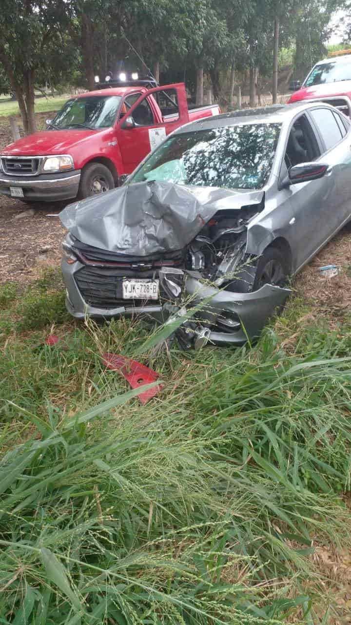 Tres heridos tras impacto de vehículo contra árbol en carretera Córdoba-La Tinaja