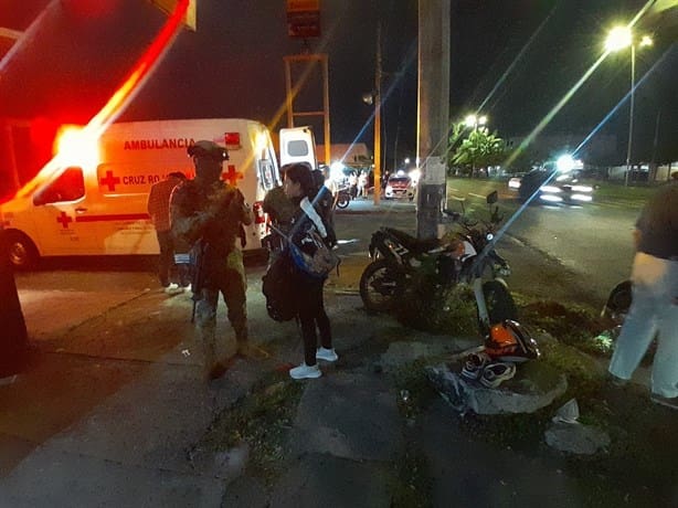 Taxista atropella a pareja de hermanos en moto y se da a la fuga, en Veracruz
