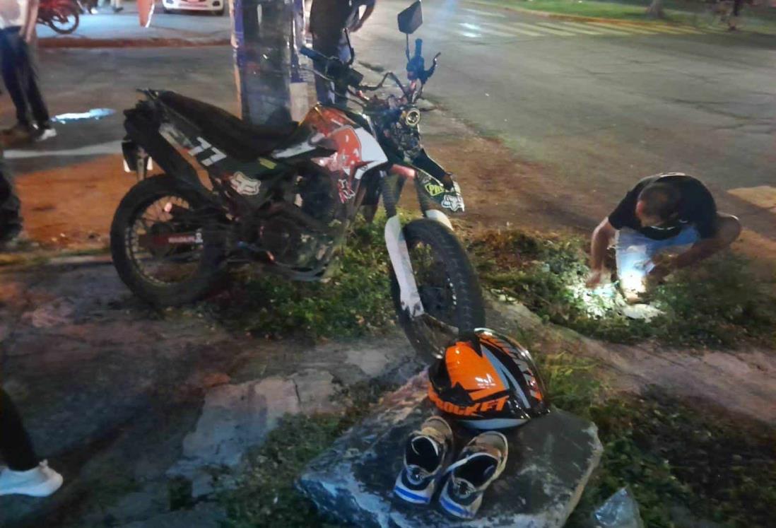 Taxista atropella a pareja de hermanos en moto y se da a la fuga, en Veracruz