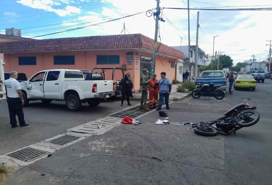Motociclista de Veracruz se impacta contra camioneta y termina con lesiones