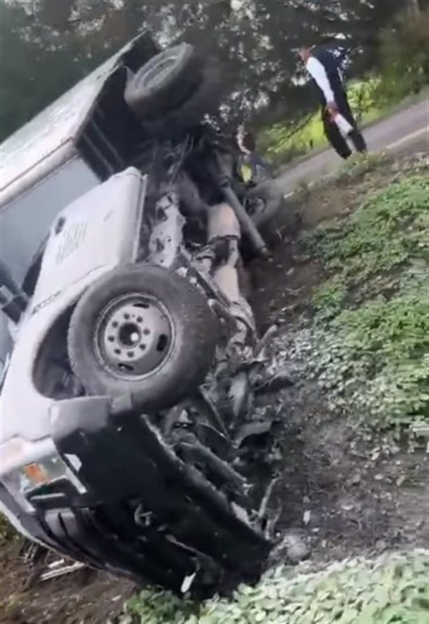 En carretera La Tinaja-Cosamaloapan se vuelca camioneta y conductor termina con lesiones