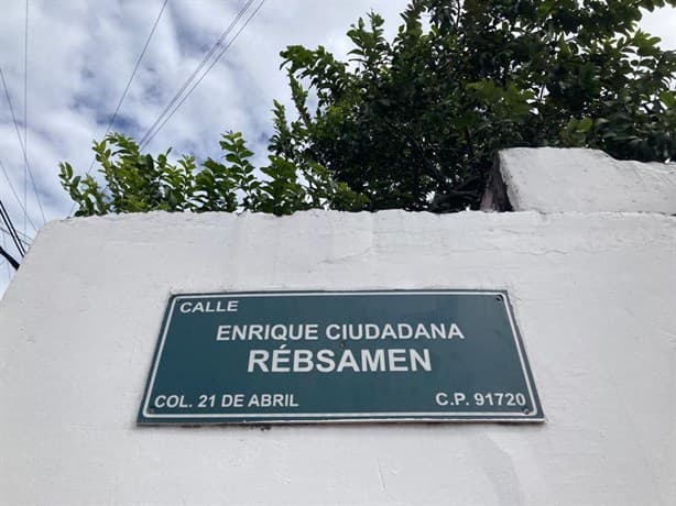 Exhiben errores del Ayuntamiento de Veracruz en placas de la colonia 21 de Abril