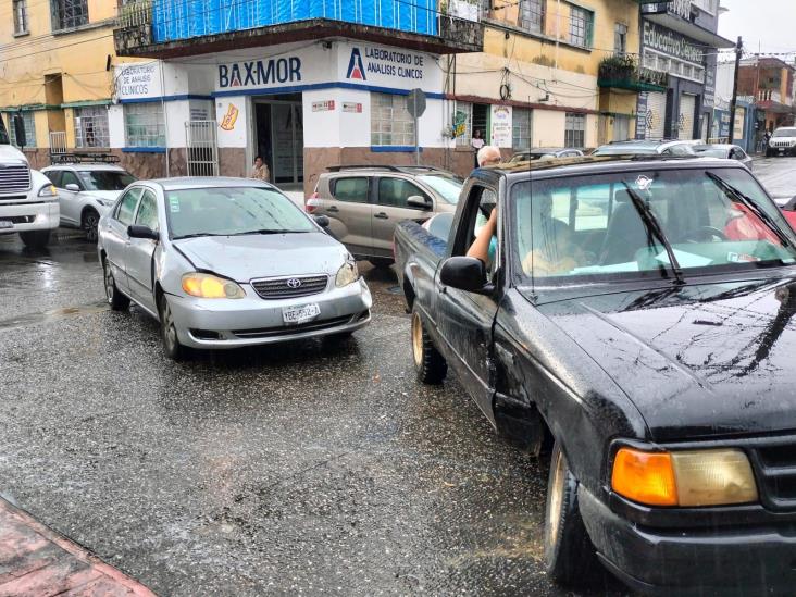 Choque entre auto y camioneta deja dos lesionados en Córdoba