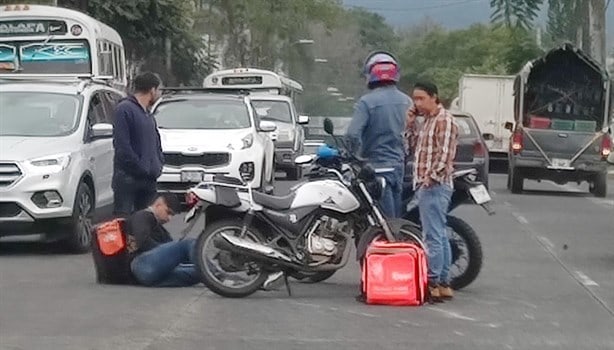 Motorrepartidor, embestido por un vehículo en avenida de Xalapa