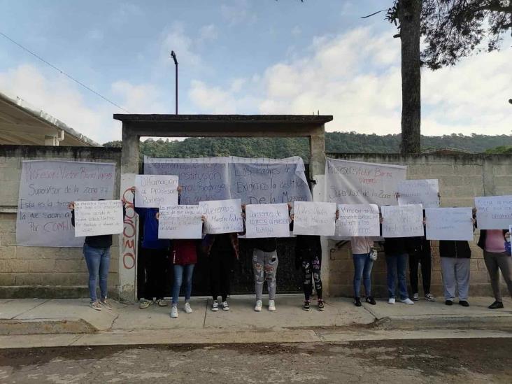 Padres defienden a maestro acusado de acoso y toman escuela en Coatepec