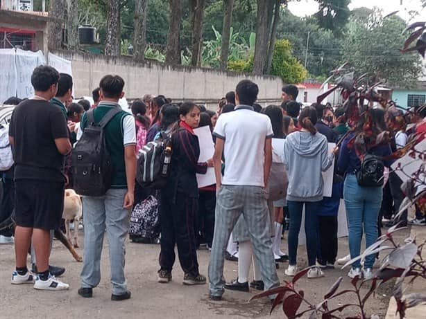 Padres defienden a maestro acusado de acoso y toman escuela en Coatepec