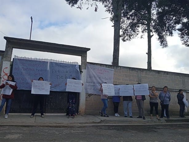 Padres defienden a maestro acusado de acoso y toman escuela en Coatepec