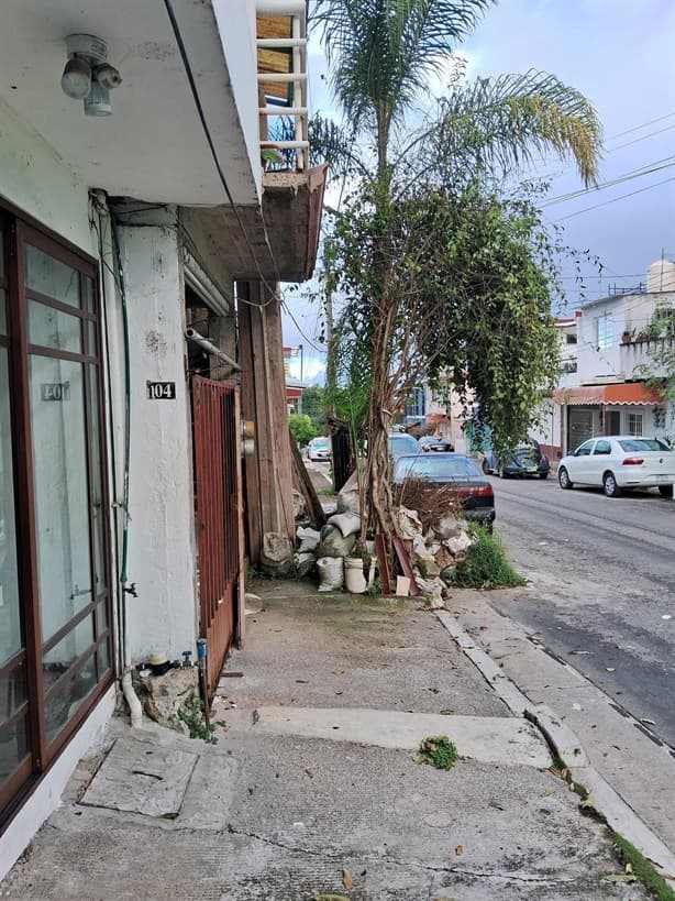 Calle intransitable en Xalapa: autoridad desatiende llamado para liberar zona de obstrucciones