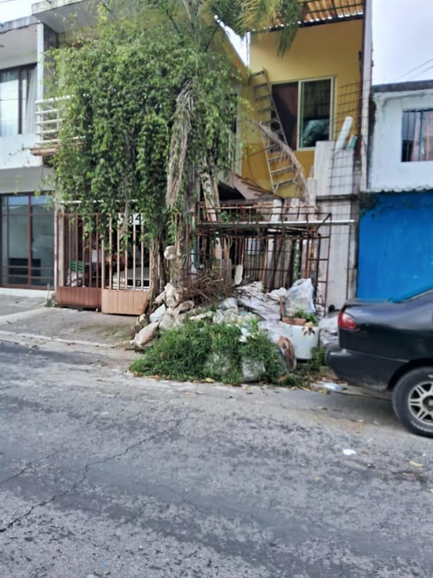 Calle intransitable en Xalapa: autoridad desatiende llamado para liberar zona de obstrucciones