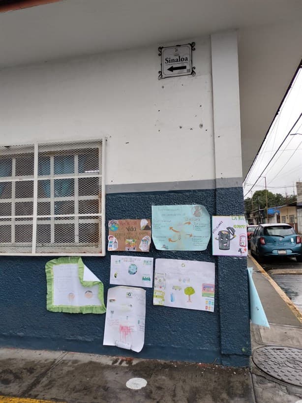 Con pancartas, alumnos piden no tirar basura frente a escuela de Río Blanco