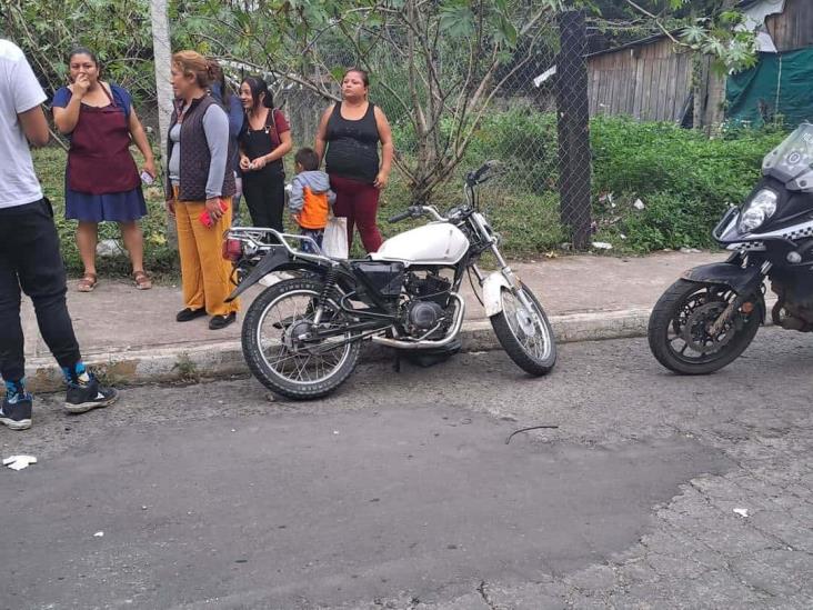 Motociclista derrapa tras atropellar a perro en Córdoba; ambos resultan lesionados