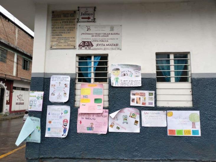 Con pancartas, alumnos piden no tirar basura frente a escuela de Río Blanco