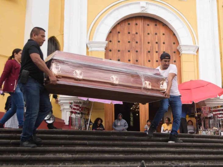 Por manifestación, cargan ataúd de víctima de fosa de El Castillo en Xalapa