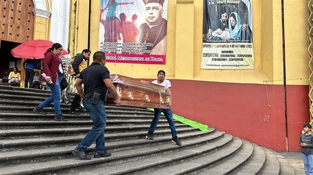 Por manifestación, cargan ataúd de víctima de fosa de El Castillo en Xalapa