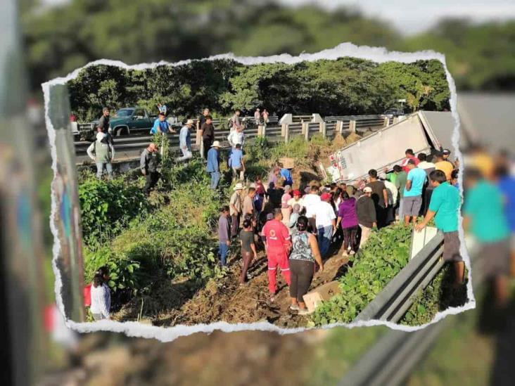 Rapiñeros vacían tráiler volcado en carretera La Tinaja-Cosamaloapan