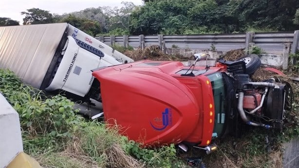 Rapiñeros vacían tráiler volcado en carretera La Tinaja-Cosamaloapan