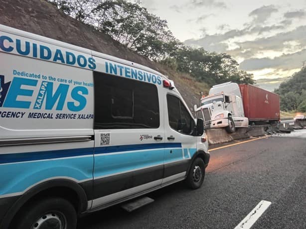 Trailero se duerme y choca contra muros del libramiento de Xalapa- Miradores