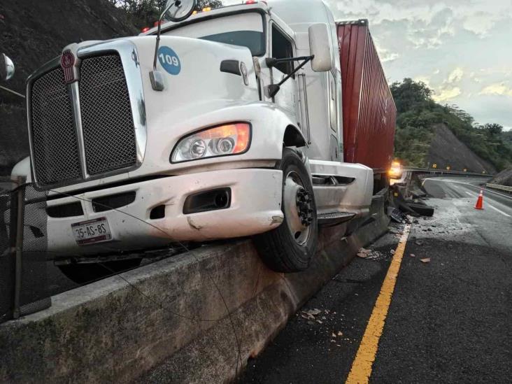 Trailero se duerme y choca contra muros del libramiento de Xalapa- Miradores