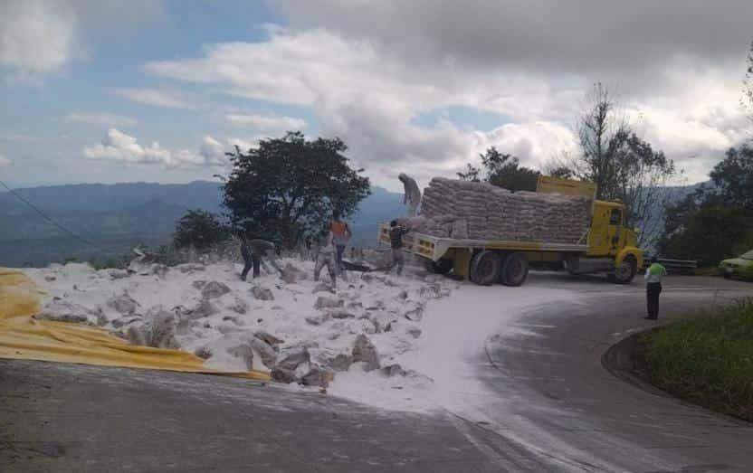 Camión de plataforma pierde carga de cal en carretera estatal