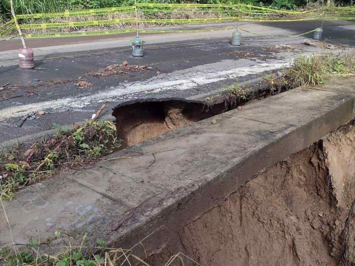 Socavón en carretera estatal de Yecuatla será reparada