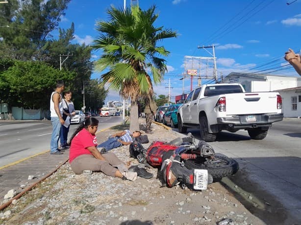 Camioneta arrolla a pareja de motociclistas frente al Cuartel de la Boticaria, en Boca del Río