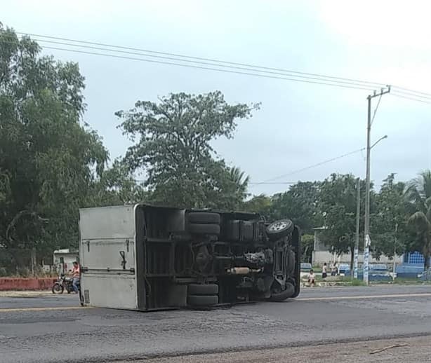 Camión con productos lácteos sufre volcadura en la Córdoba-Veracruz; hay un lesionado