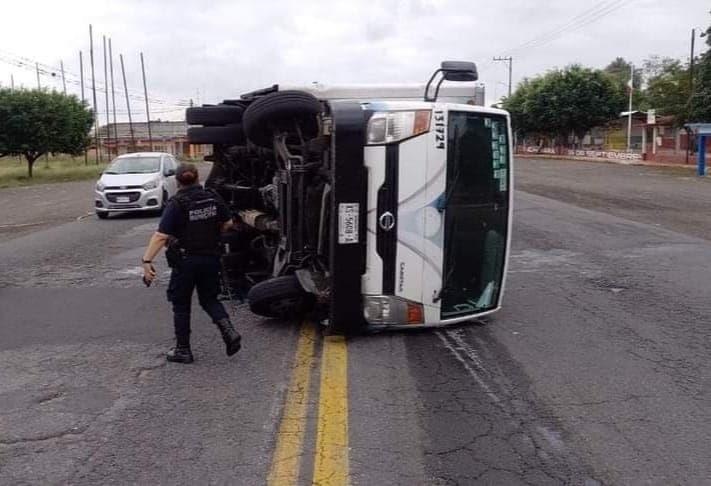 Camión con productos lácteos sufre volcadura en la Córdoba-Veracruz; hay un lesionado