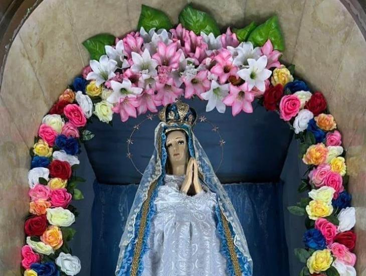 Colocan arco de flores a Virgen de Cosamaloapan
