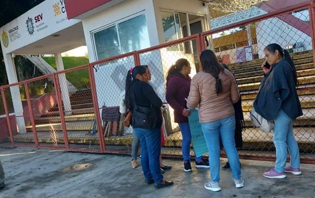 Padres toman la SEV en exigencia de reinstalación de maestro en Tlacolulan