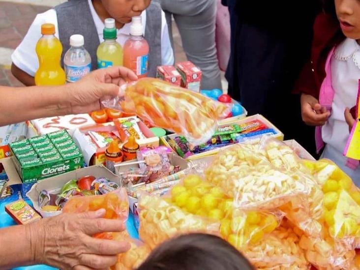 Persiste venta de comida chatarra en escuelas, a pesar de leyes reguladoras