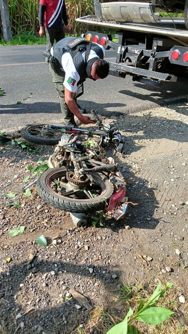 Camioneta embiste a motociclistas en la carretera Tuzamapan-Jalcomulco