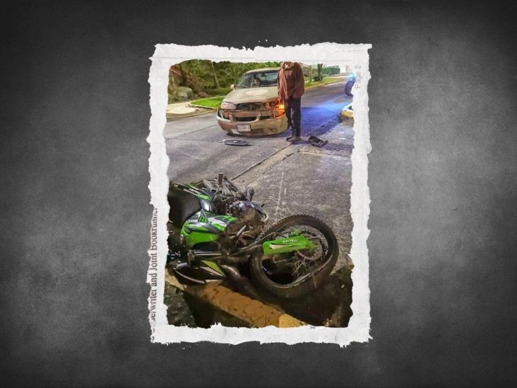 Motociclista, lesionado al chocar contra automóvil en Xalapa