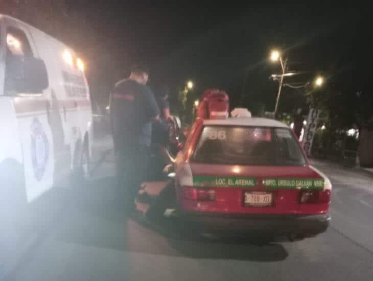 Automóvil impacta a taxista en carretera Úrsulo Galván-Cardel y se da a la fuga