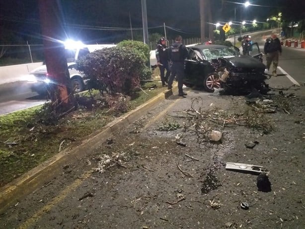 Muere automovilista al chocar contra camellón en Lázaro Cárdenas, en Xalapa