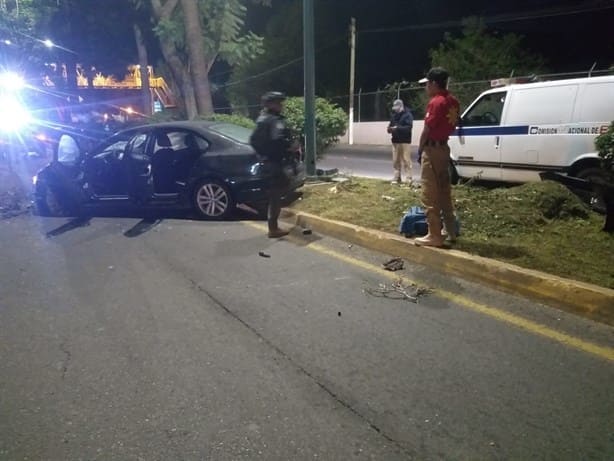 Muere automovilista al chocar contra camellón en Lázaro Cárdenas, en Xalapa